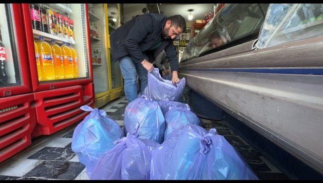 Hakkarili esnaftan vefa örneği: 30 yıllık esnaf, kalan tüm kırtasiye malzemesini 500 öğrenciye hediye etti
