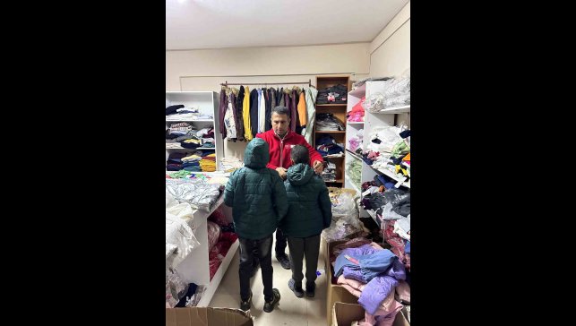 Muradiye'de Kızılay'dan kışlık giyim desteği