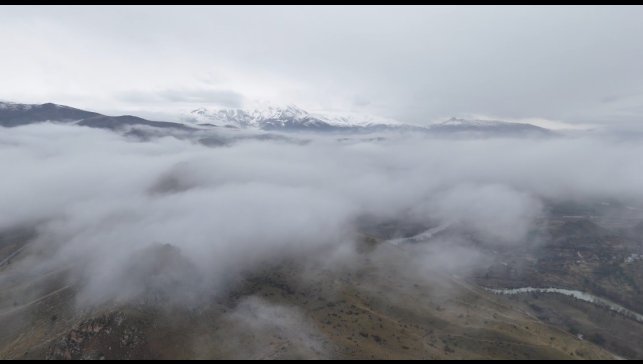Erzincan'da sis bulutları doğayı masalsı bir görünüme bürüdü