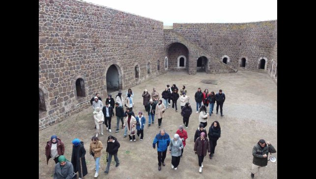 Tarihi mekanda öğrencilere ders