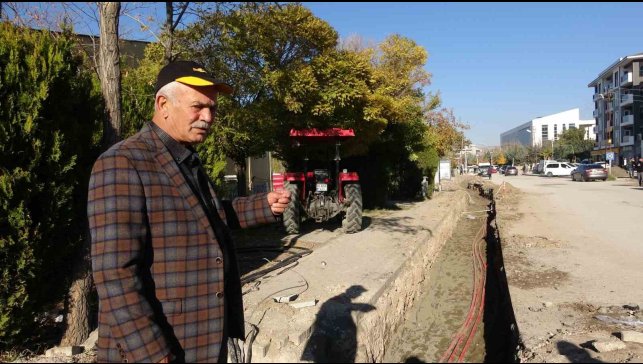 VEDAŞ'ın günlerce açık bıraktığı çukurlar kazalara davetiye çıkarıyor