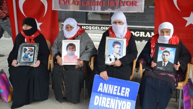 Muş'ta evlatlarına kavuşmak isteyen aileler, DEM Parti önündeki eylemlerini sürdürdü