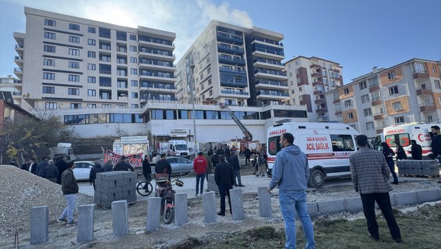Van'da otoparkta çıkan yangın nedeniyle binada mahsur kalanlar ekiplerce kurtarıldı