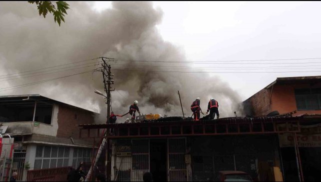 Malatya'da sanayi sitesindeki yangın kontrol altına alındı