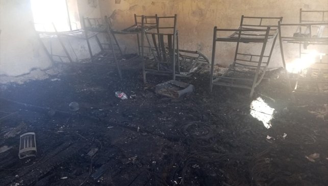 Ardahan'da kullanılmayan okul binasında çıkan yangın söndürüldü