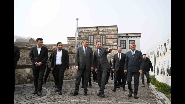 Vali Çiftçi, "Dil ve Edebiyat Konağı"nı inceledi, "Edebiyat Sokağı"nda gezdi