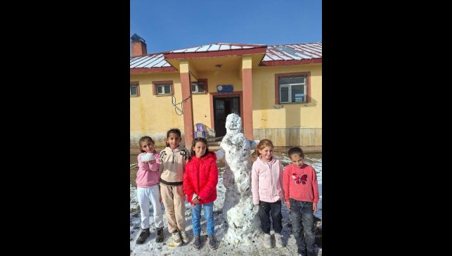 Ağrı'da öğrenciler yılın ilk kardan adamını yaptı