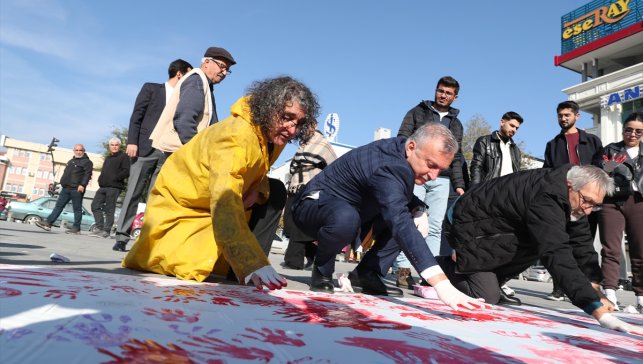 Erzincan'da Prof. Dr. Mehmet Kavukçu'dan "şiddete hayır" performansı