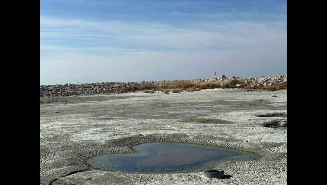 Van Gölü çekilince balıkçı limanları karaya döndü