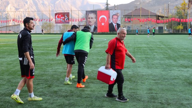 Futbolcuların "Mehmet dayı"sı 55 yıldır maçlarda sporcuların sağlığı için ter döküyor