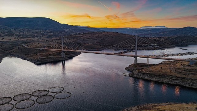 Şehit Mehmet Şevket Uzun Köprüsü gün batımında güzel manzara sundu