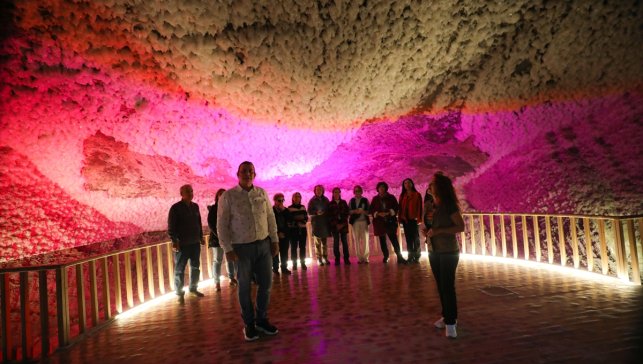 Türk Dünyası Korosu yer altındaki Tuzluca Tuz Mağaraları'nda konser verdi