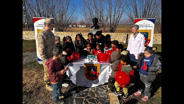 Jandarma ekiplerinden öğrencilere Çocuk Hakları Günü sürprizi