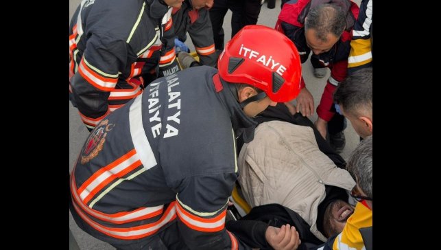 Malatya'da kamyonet ile kamyon çarpıştı: 1 yaralı