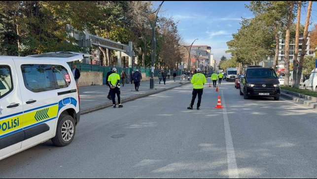 Tatvan'da kış lastiği denetimleri devam ediyor