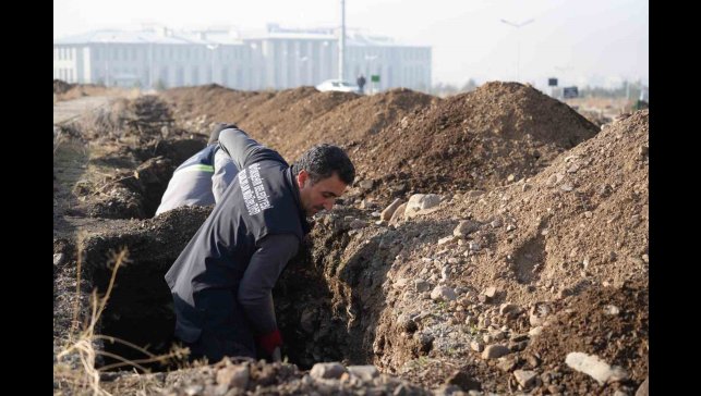 Erzurum'da kış öncesi mezar hazırlığı
