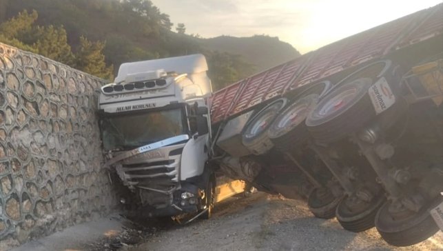 Malatya'da devrilen tırın sürücüsü yaralandı