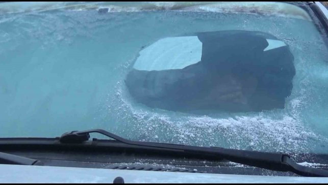 Kars eksi 13'ü gördü: Araç camları buz tuttu