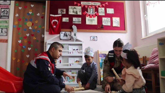 Jandarmadan çocuklara destek