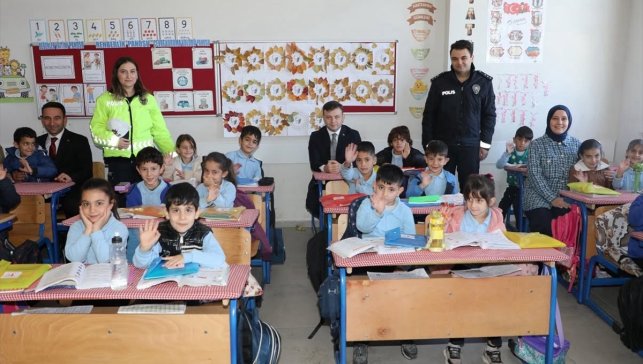 Başkale Kaymakamı Erdoğan, okulları ziyaret etti