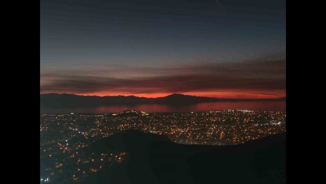 Van'da büyüleyici günbatımı: Gökyüzü kızıla boyandı, kartpostallık manzaralar ortaya çıktı