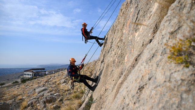 AFAD'ın yeni arama kurtarma ekipleri, göreve zorlu eğitimlerle hazırlanıyor