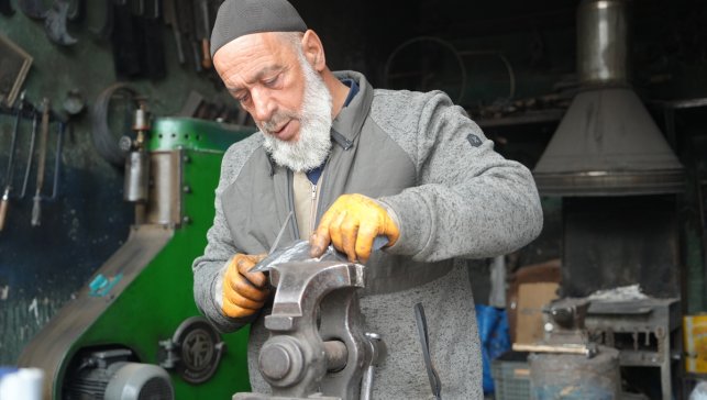 Muş'ta Halit usta yarım asırdır ateş başında demir dövüyor