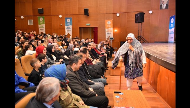 "Havlucu Memed Anlatıyor" tiyatro gösterisi yoğun ilgi gördü