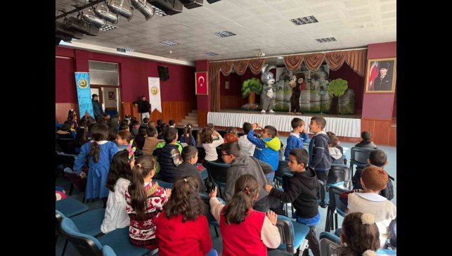 Sarıkamış'ta "Şarkılı Orman" oyununa miniklerden yoğun ilgi