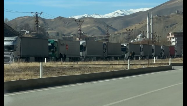 Esendere'de tır kuyruğu 2 kilometreyi buldu