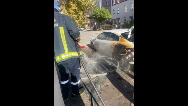 Çöpe atılan yanıcı madde otomobili yaktı