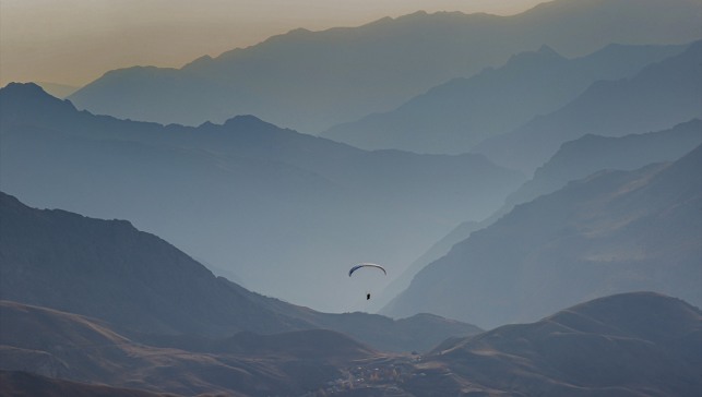 Hakkari semaları yamaç paraşütüyle renkleniyor
