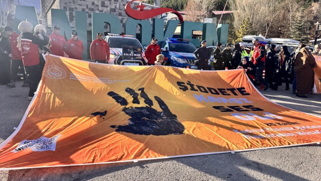 Erzurum'da Palandöken Dağı'nda "kadına yönelik şiddete karşı" yürüyüş yapıldı