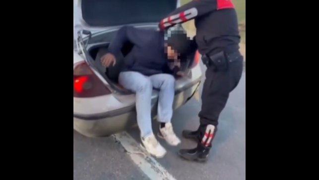 Erzincan'da otomobilin bagajında 2 kaçak göçmen yakalandı