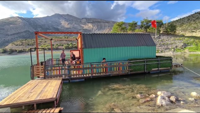 Tortum Gölü üzerinde yüzen ev ilgi odağı oldu