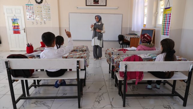 Irak sınırında görev yapan Gülay öğretmenden okuldan eve uzanan eğitim seferberliği