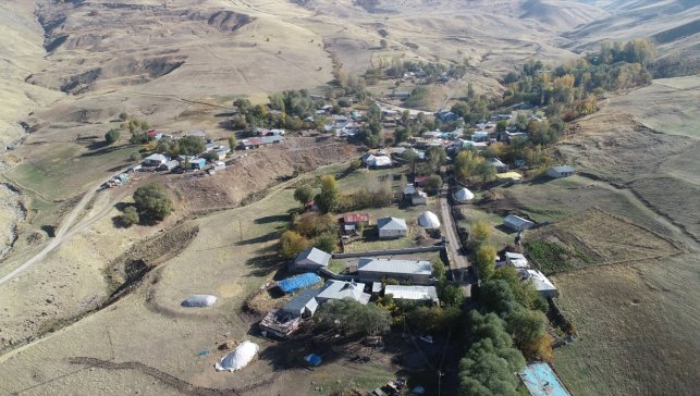 Dağ köyünün fedakar öğretmeni soba yakarak ısıttığı sınıfta öğrencileri geleceğe hazırlıyor