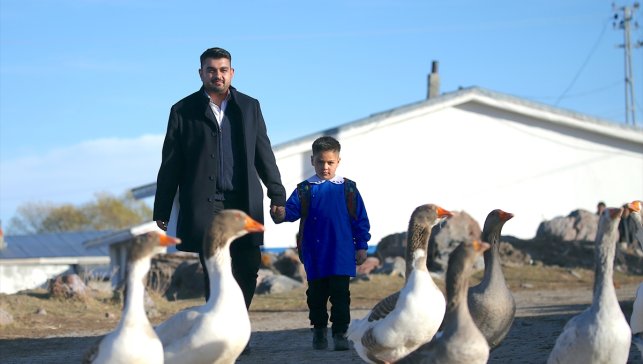 Kars'ta ilk atandığı köyde, tek öğrencisini geleceğe hazırlıyor