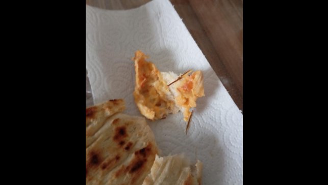 Elazığ'da ekmeğin içerisinden odun parçaları çıktı