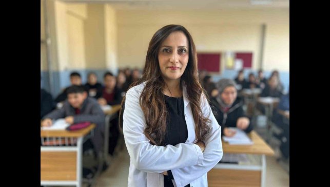 Koreceyi kendi çabasıyla öğrenen Vanlı öğretmen öğrencilerine ilham oluyor