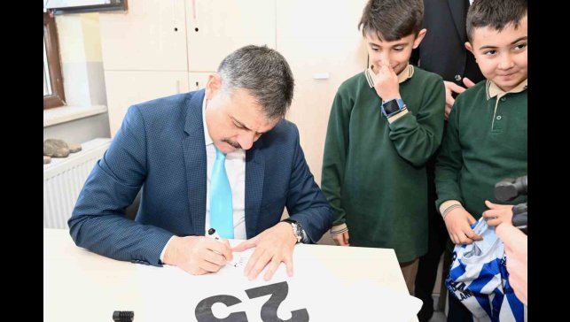 Öğrencilerden Vali Çiftçi'ye forma imzalatma sürprizi
