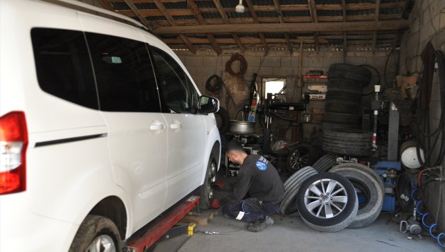 Hizan'da lastikçilerde "kış lastiği" yoğunluğu yaşanıyor