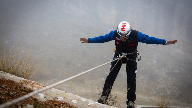 Malatya'da İHH arama kurtarma ekibinden iple iniş eğitimi