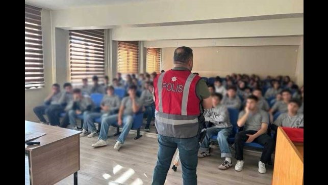 Erzincan çocuk polisi öğrencileri bilgilendirmeye devam ediyor