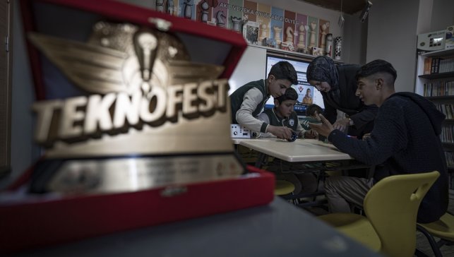 Öğretmenin köy okulunda yaktığı "bilim ateşi" çocuklara yeni ufuklar açtı