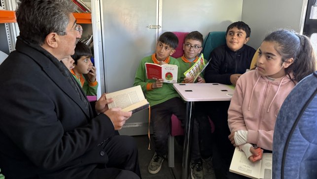 Ardahan'da gezici kütüphane otobüsü 7 yıldır her kesimi kitapla buluşturuyor