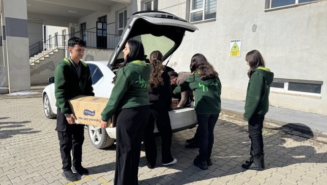 Hakkari'de gönüllü öğretmen ve öğrenciler 6 köy okulunun kütüphanesini kitapla donattı