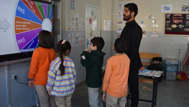 Bitlis'te sınıf öğretmeni "yenilikçi eğitim" yaklaşımıyla öğrencilerini geleceğe hazırlıyor