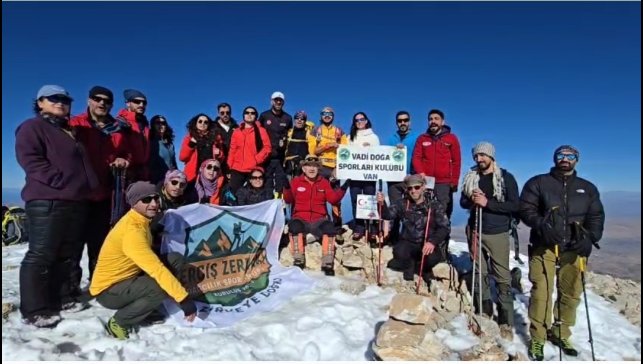 Vanlı dağcılardan 'Öğretmenler Günü'ne özel tırmanış