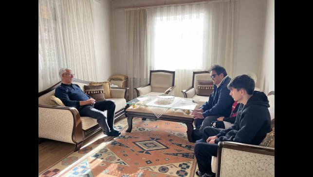 Akyaka'da vefalı öğrenci her yıl öğretmenin elini öperek, öğretmenler günü kutluyor